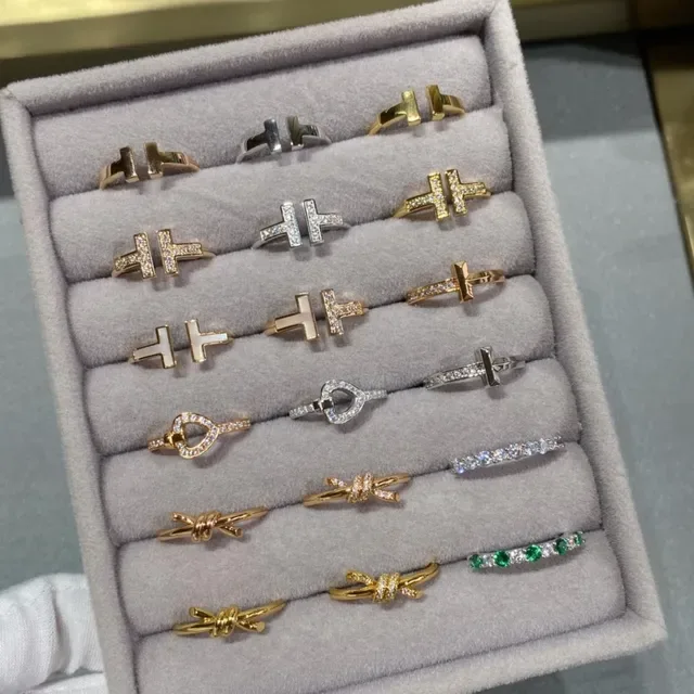 Anel de metal azul prata com pérolas e acentos de gemas facetadas 7