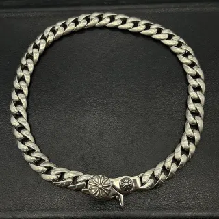 Pulsera de eslabones curvos plateados con cierre ornamentado floral grabado
