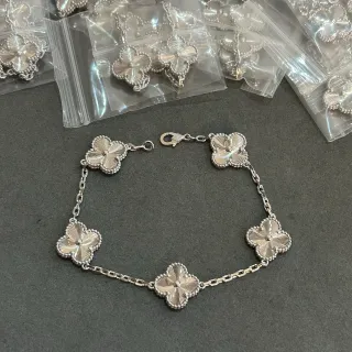 Pulsera de eslabones plateada con encanto de cinco flores