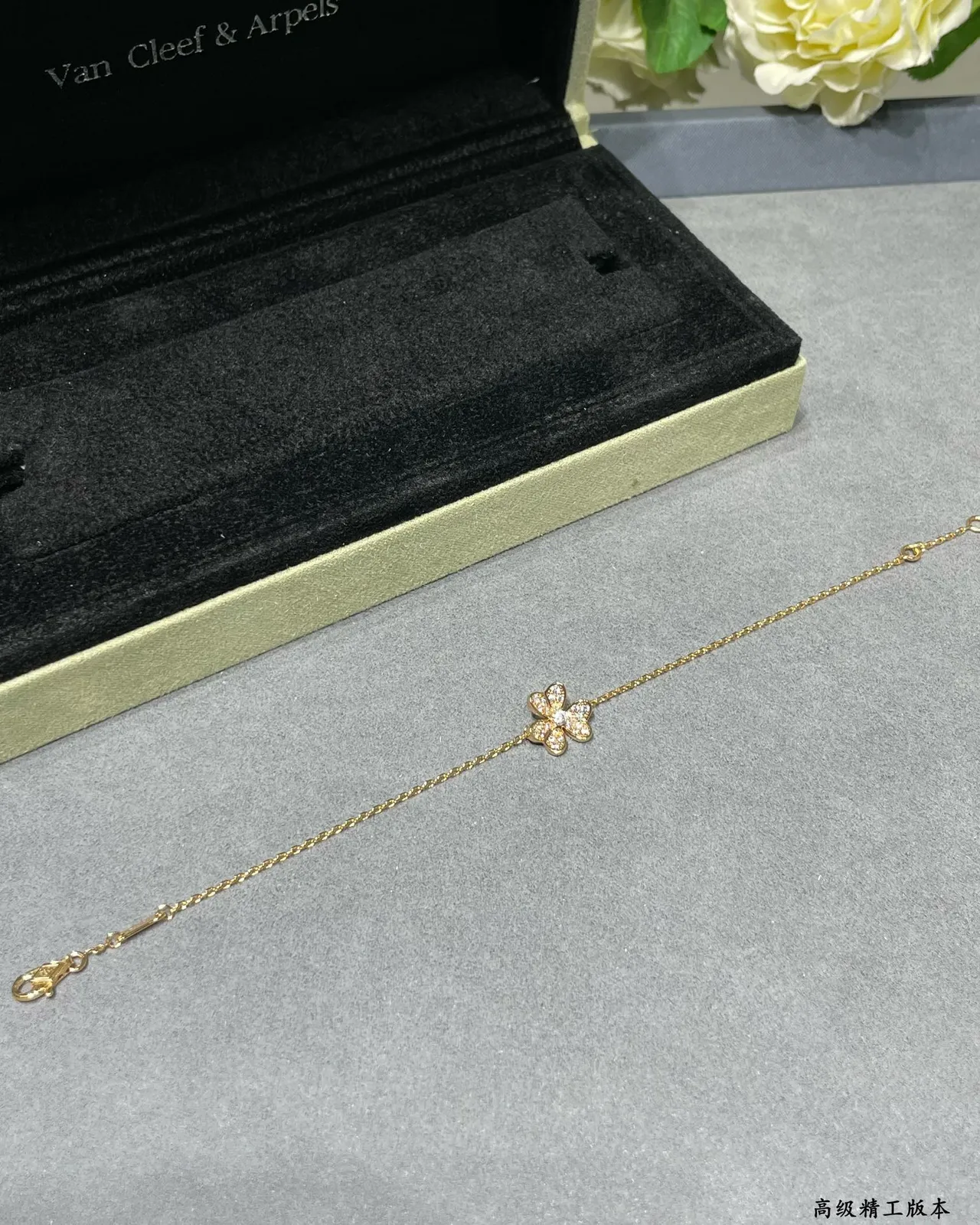 Colar com pendentif floral de prata e ouro com pedras pavé 3