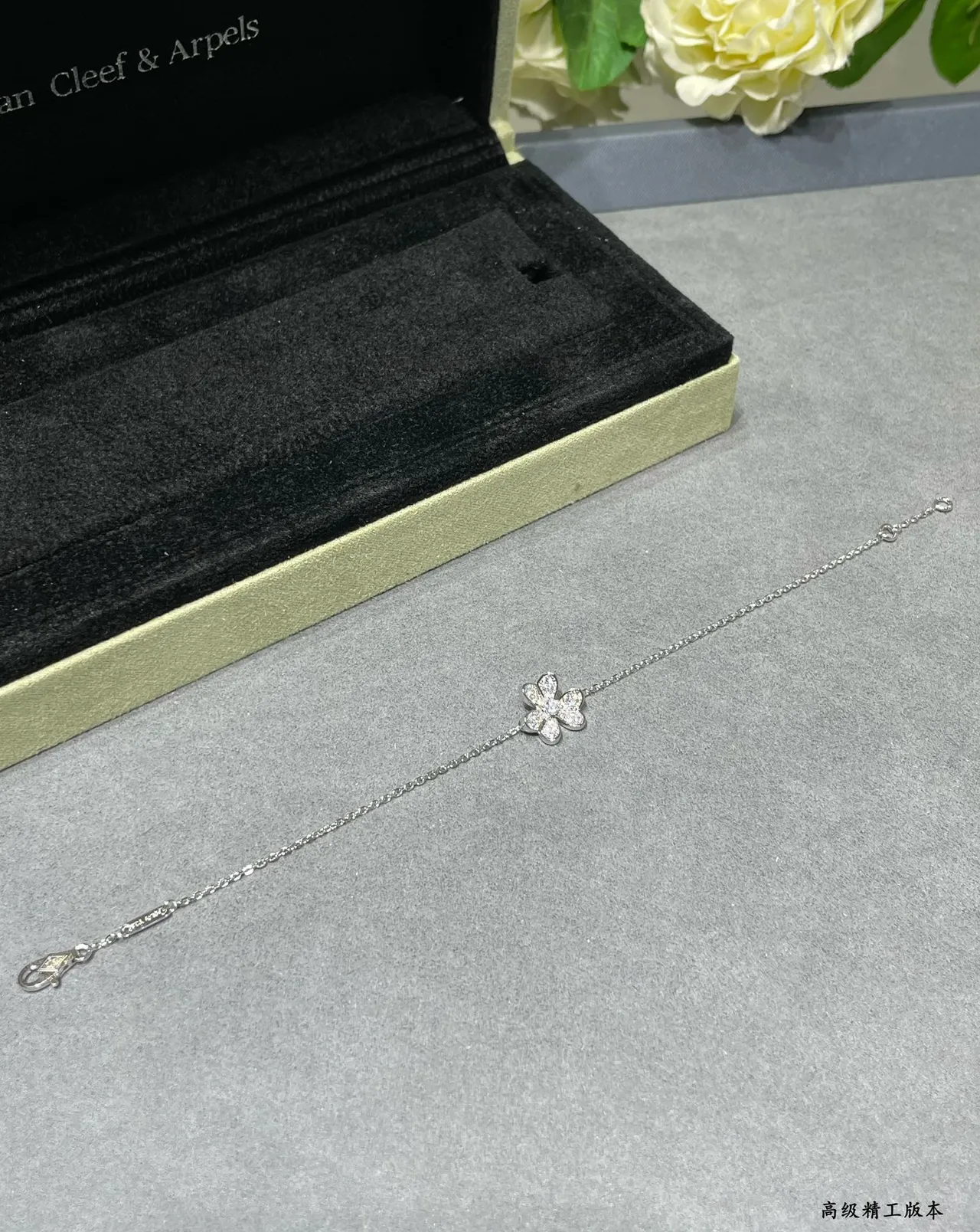 Colar com pendentif floral de prata e ouro com pedras pavé 4