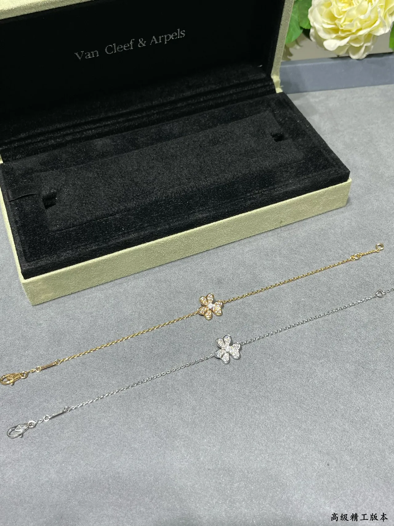 Colar com pendentif floral de prata e ouro com pedras pavé 6