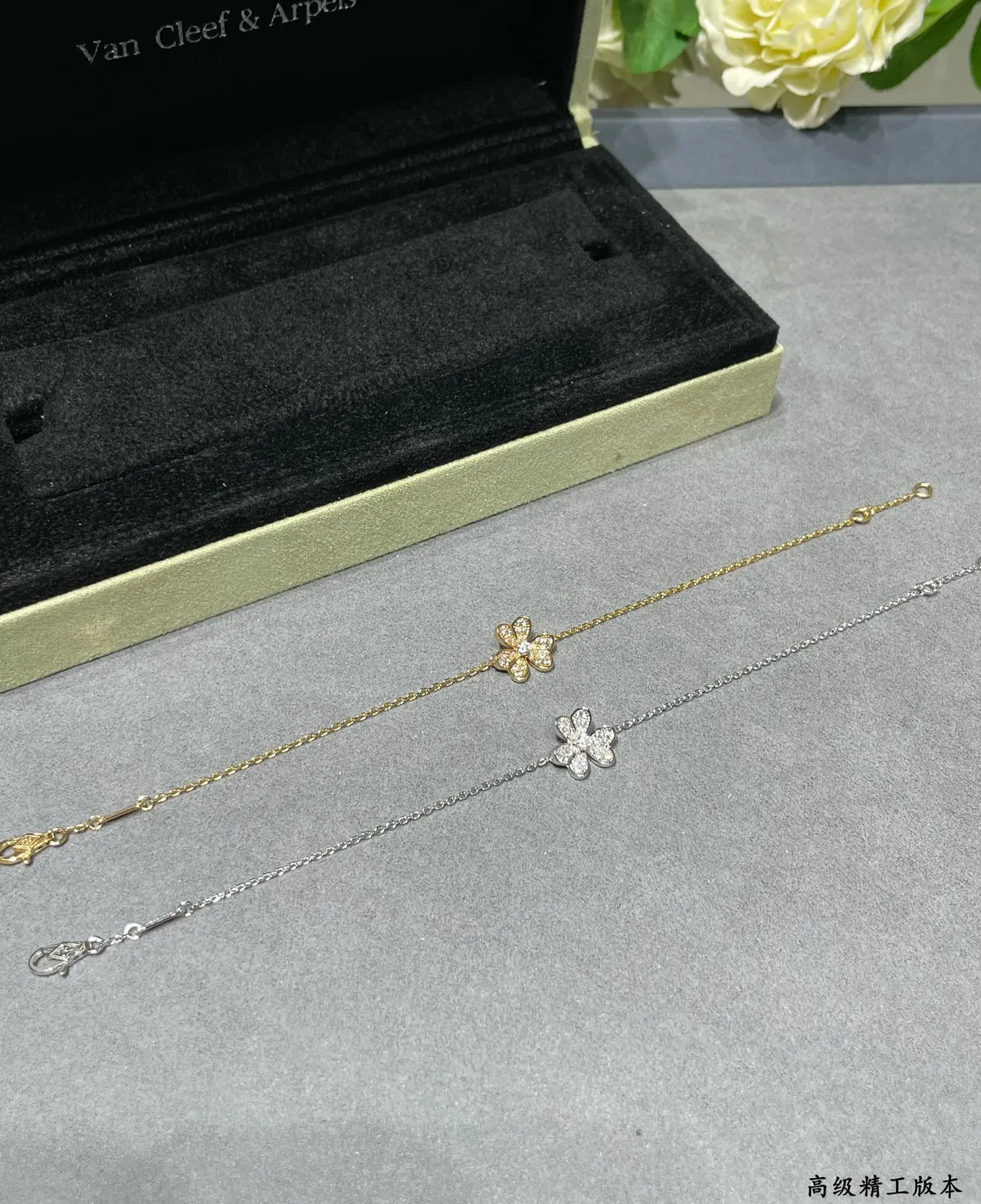 Colar com pendentif floral de prata e ouro com pedras pavé 7