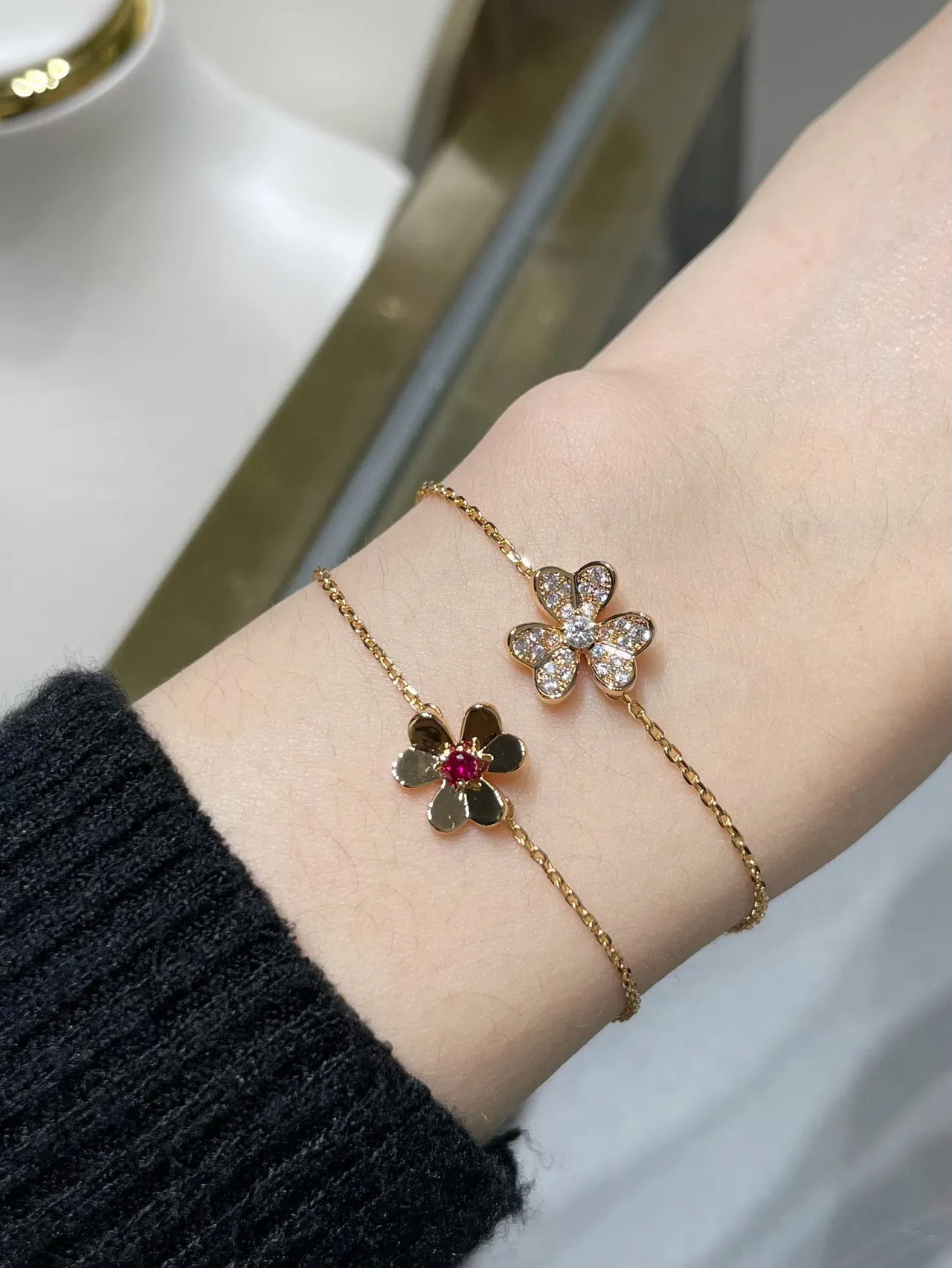 Colar com pendentif floral de prata e ouro com pedras pavé 8