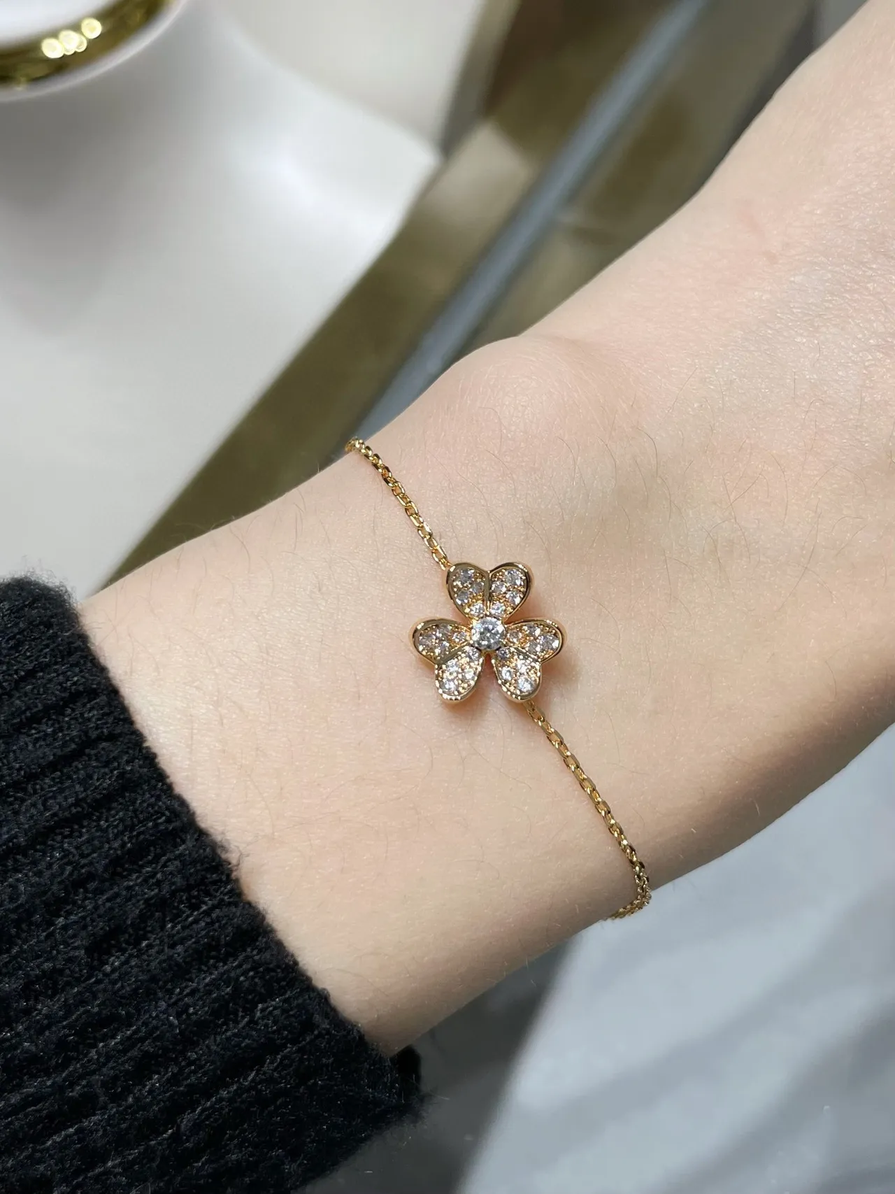 Colar com pendentif floral de prata e ouro com pedras pavé 9