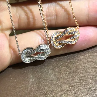 Collier argent-or pendentif en forme de nœud, pierres pavé