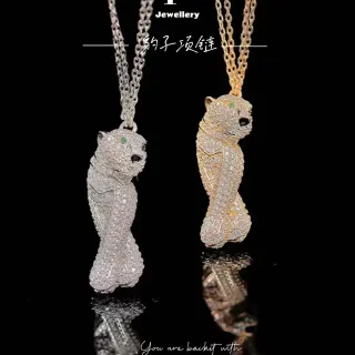 Collar plata y oro con colgante de forma de leopardo y cristales pavé