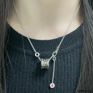 Colar com corrente vermelha texturizada cilíndrica de prata com pendentif