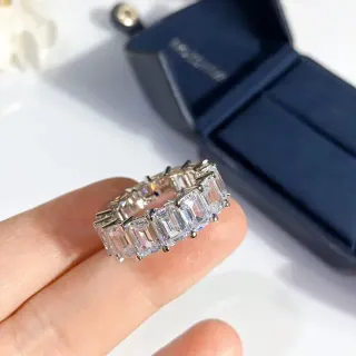 Anillo de Eternidad con Múltiples Piedras, Corte Esmeralda, Set en Canal, Acabado Plateado
