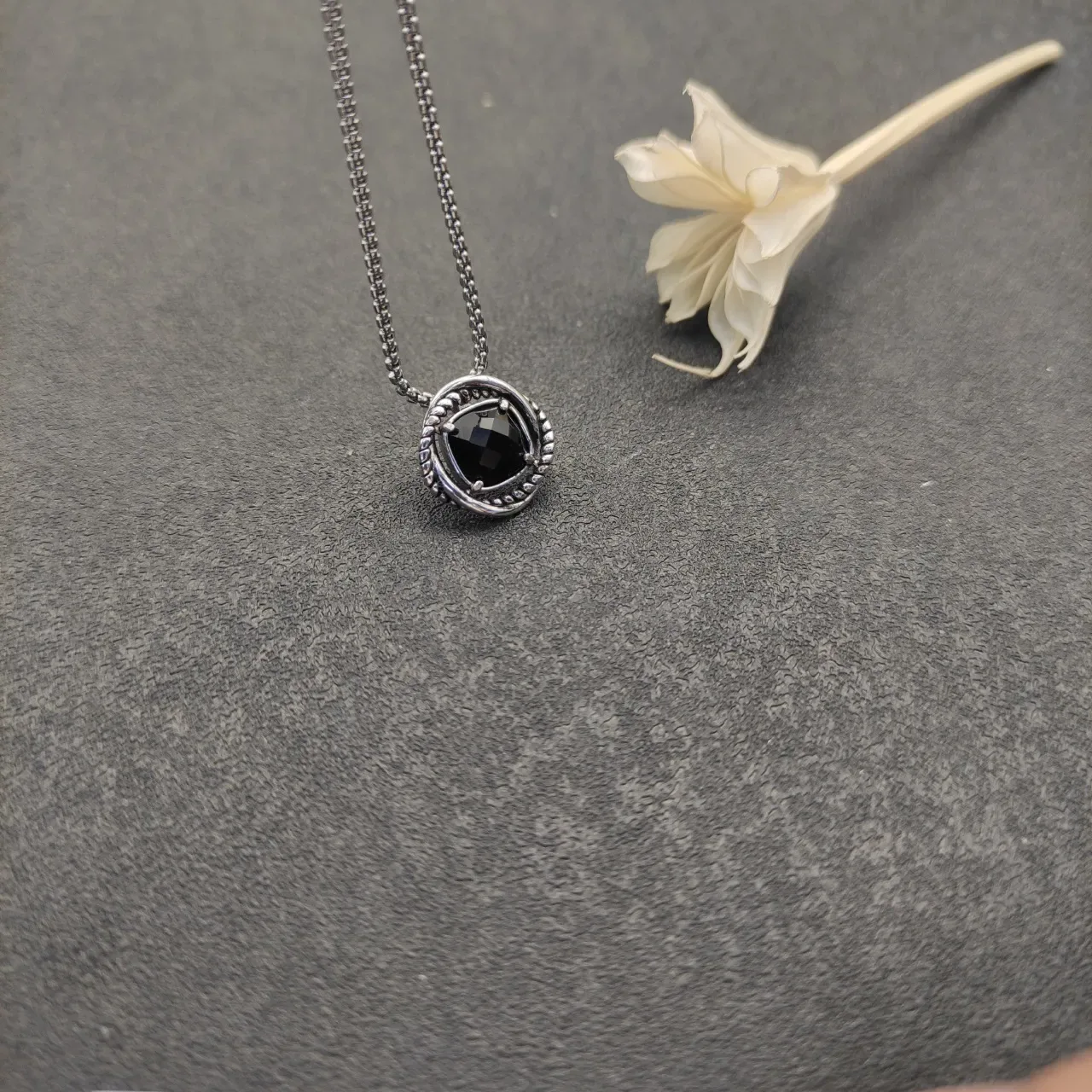 Silver-Toned Rope Bezel Black Faceted Stone Pendant Necklace 6
