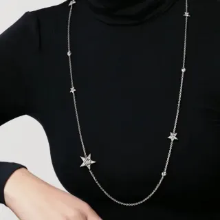 قلادة طويلة السلسلة بلون فضي مع تعليقة نجمية وكريستال