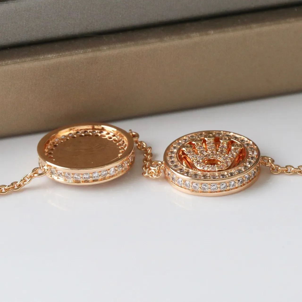 Silver White Chain Four Circular Charms Bracelet 7