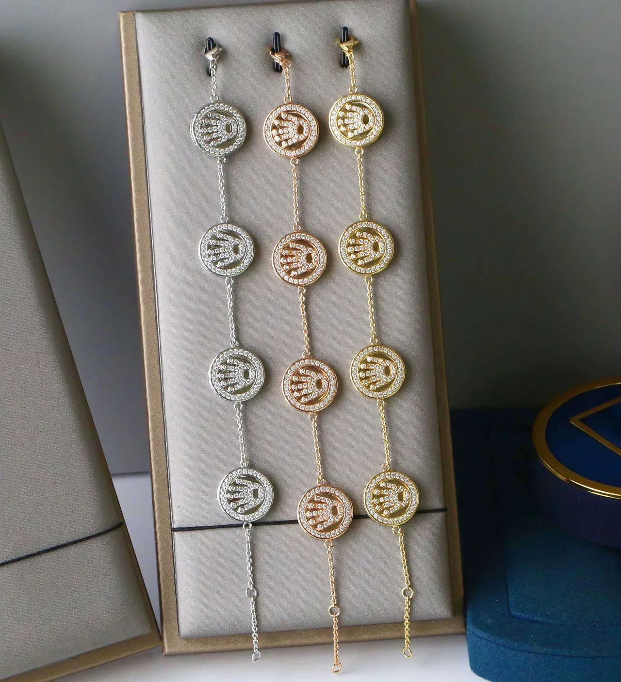 Silver White Chain Four Circular Charms Bracelet 9