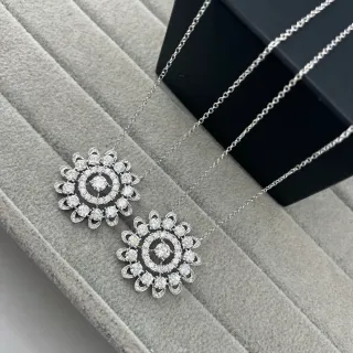 قلادة فضية أبيض بتصميم زهور متعدد الطبقات مع حجر pave-set