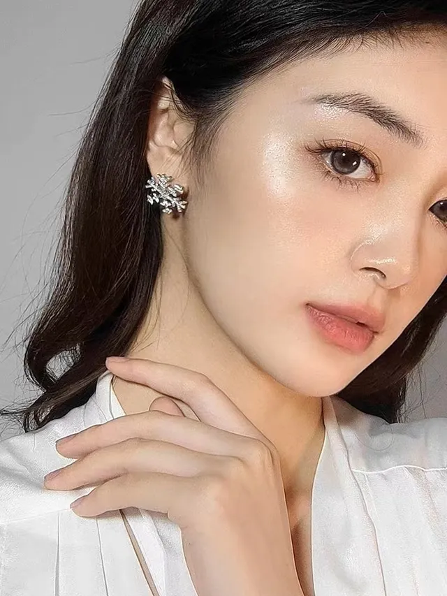 Silver White Snowflake-Shaped Pavé-Set Earrings 2