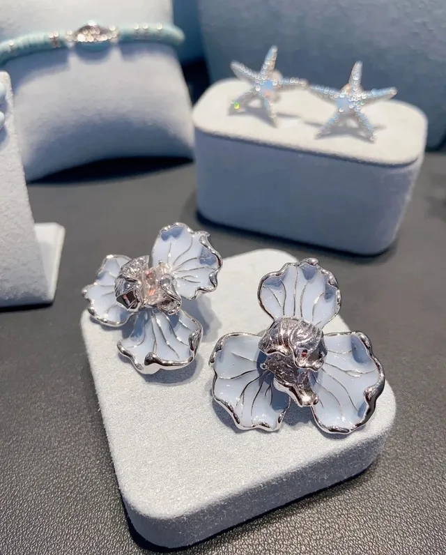 Starfish-Shaped Pavé Light Blue Stone Stud Earrings 8