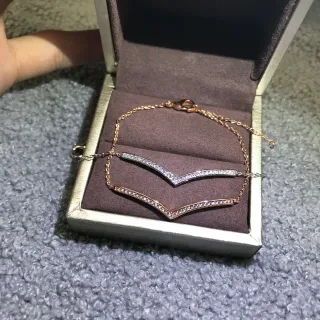 Pulseras de cadena doble con piedras pavé en tono oro rosa en forma de V