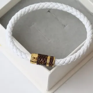سوار جلد أبيض وبني مربوط بسلك مونوغرام