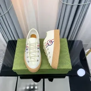 Tênis lifestyle com logo bordado branco
