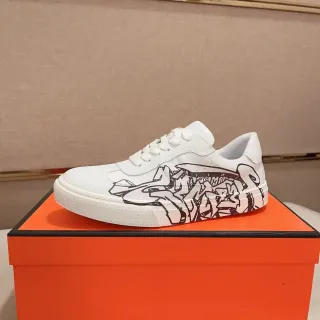 Tênis lifestyle branco com impressão graffiti, low-top