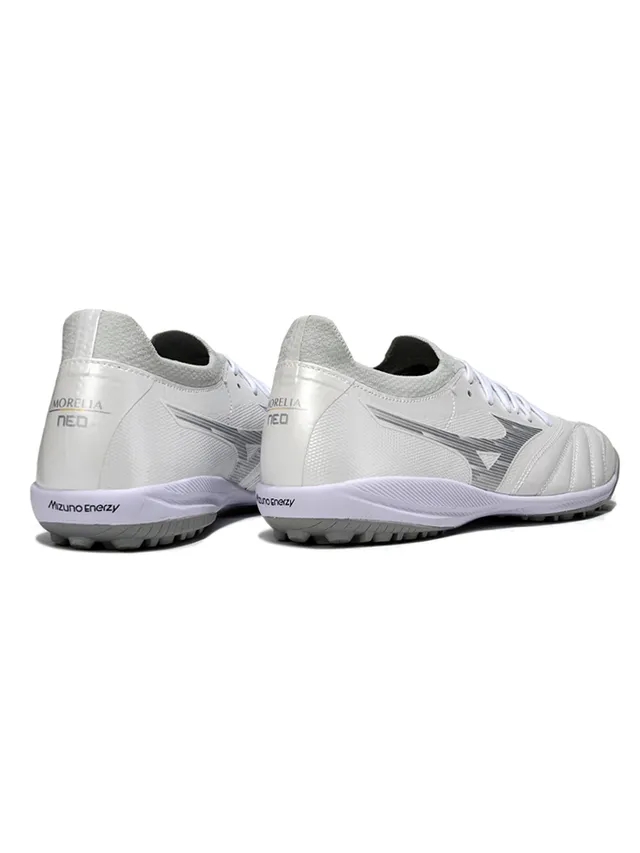 Chaussures de football pour herbe artificielle, upper synthétique matelassé blanc et gris, languette en mesh 3