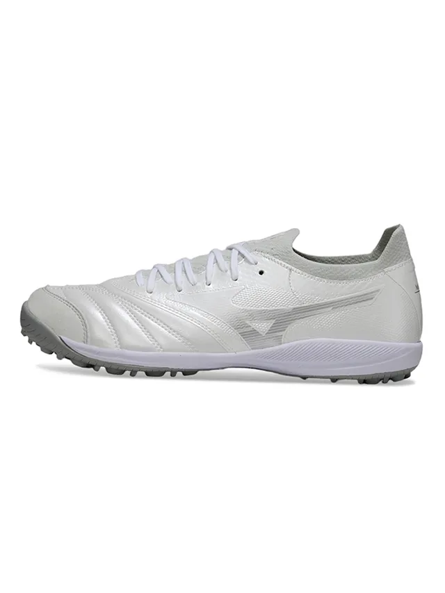 Chaussures de football pour herbe artificielle, upper synthétique matelassé blanc et gris, languette en mesh 6