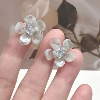 White Transparent Flower-Shaped Translucent Petal Earrings