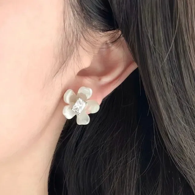 White Transparent Flower-Shaped Translucent Petal Earrings 2