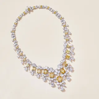 Collier blanc et jaune à motif floral Bib-Style
