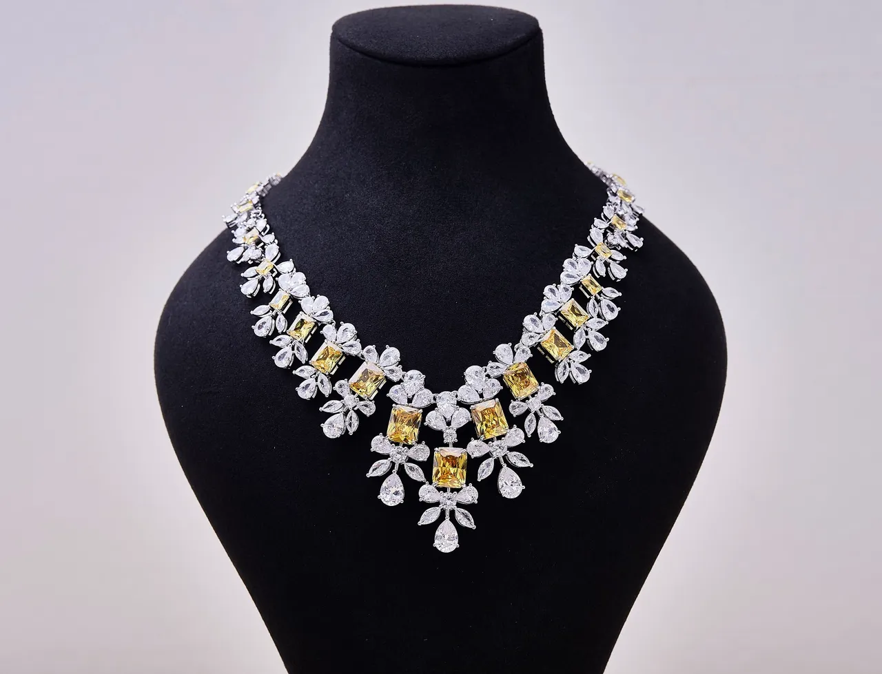 White Yellow Floral Motif Bib-Style Necklace 7