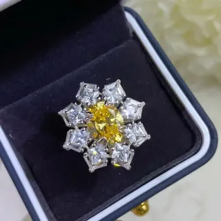 Anillo de plata y amarillo con ajuste floral/starburst en cluster