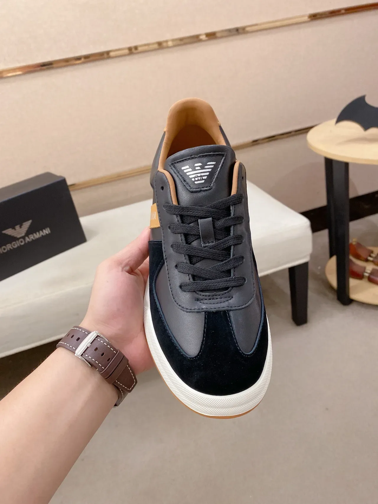 Giorgio Armani Sapatilha Lifestyle Preta e Tan Risca 2