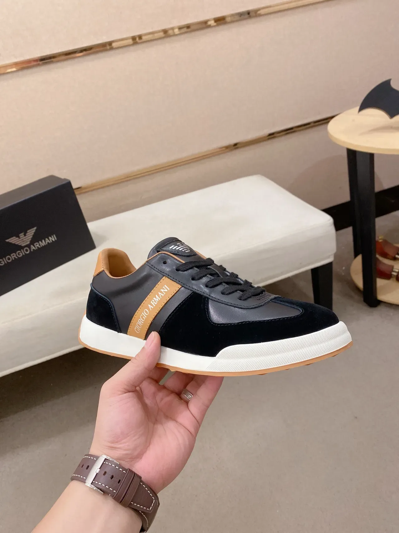 Giorgio Armani Sapatilha Lifestyle Preta e Tan Risca 4
