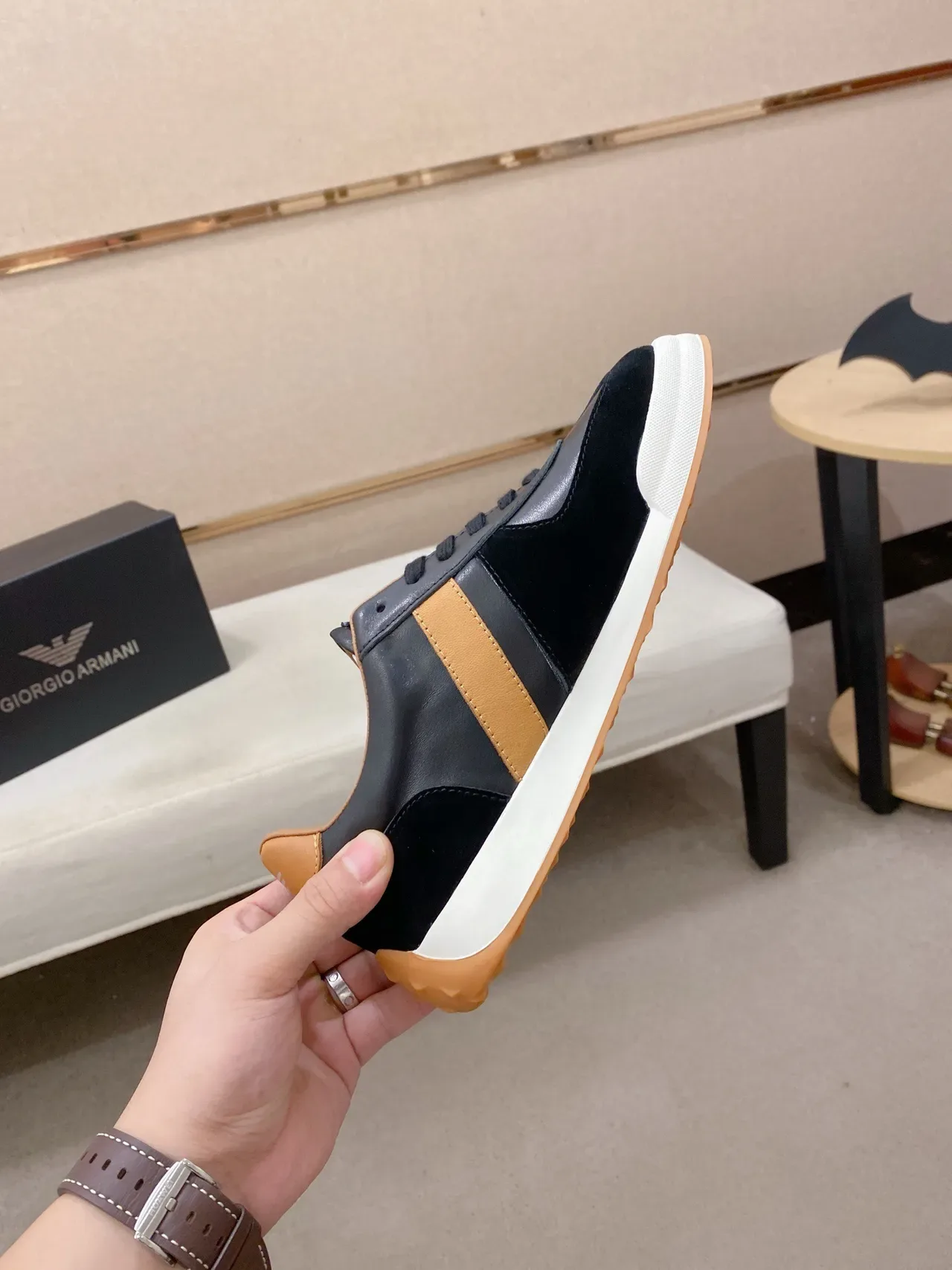 Giorgio Armani Sapatilha Lifestyle Preta e Tan Risca 5