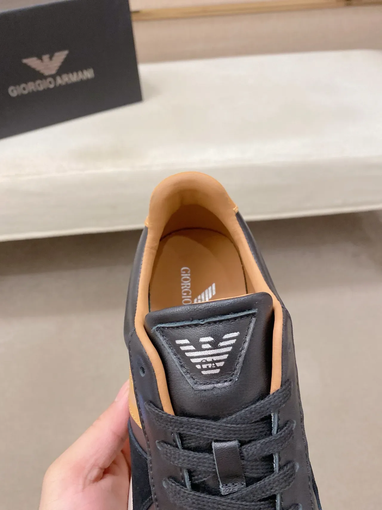 Giorgio Armani Sapatilha Lifestyle Preta e Tan Risca 6