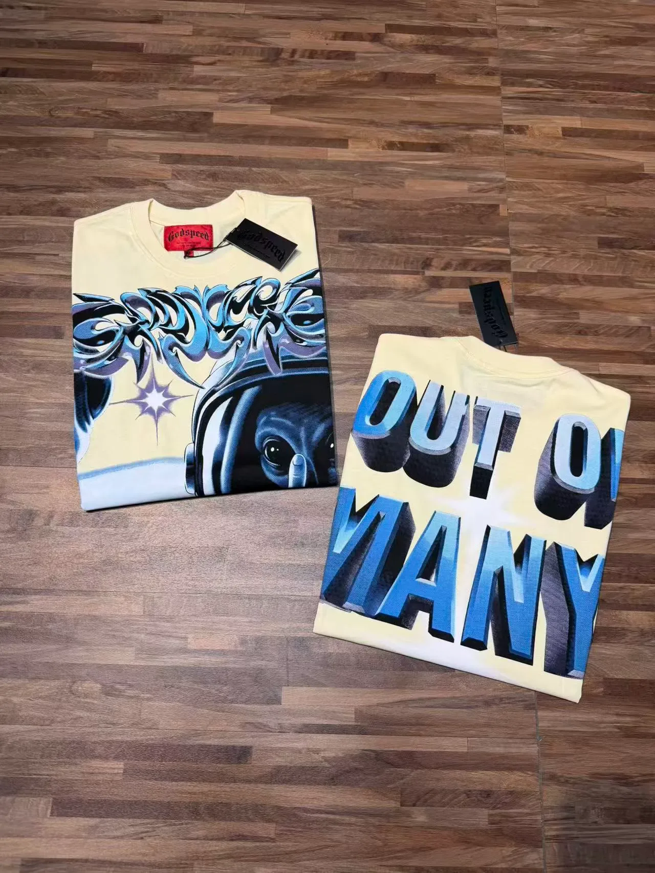 Camiseta Godspeed com estampa de astronauta creme 2