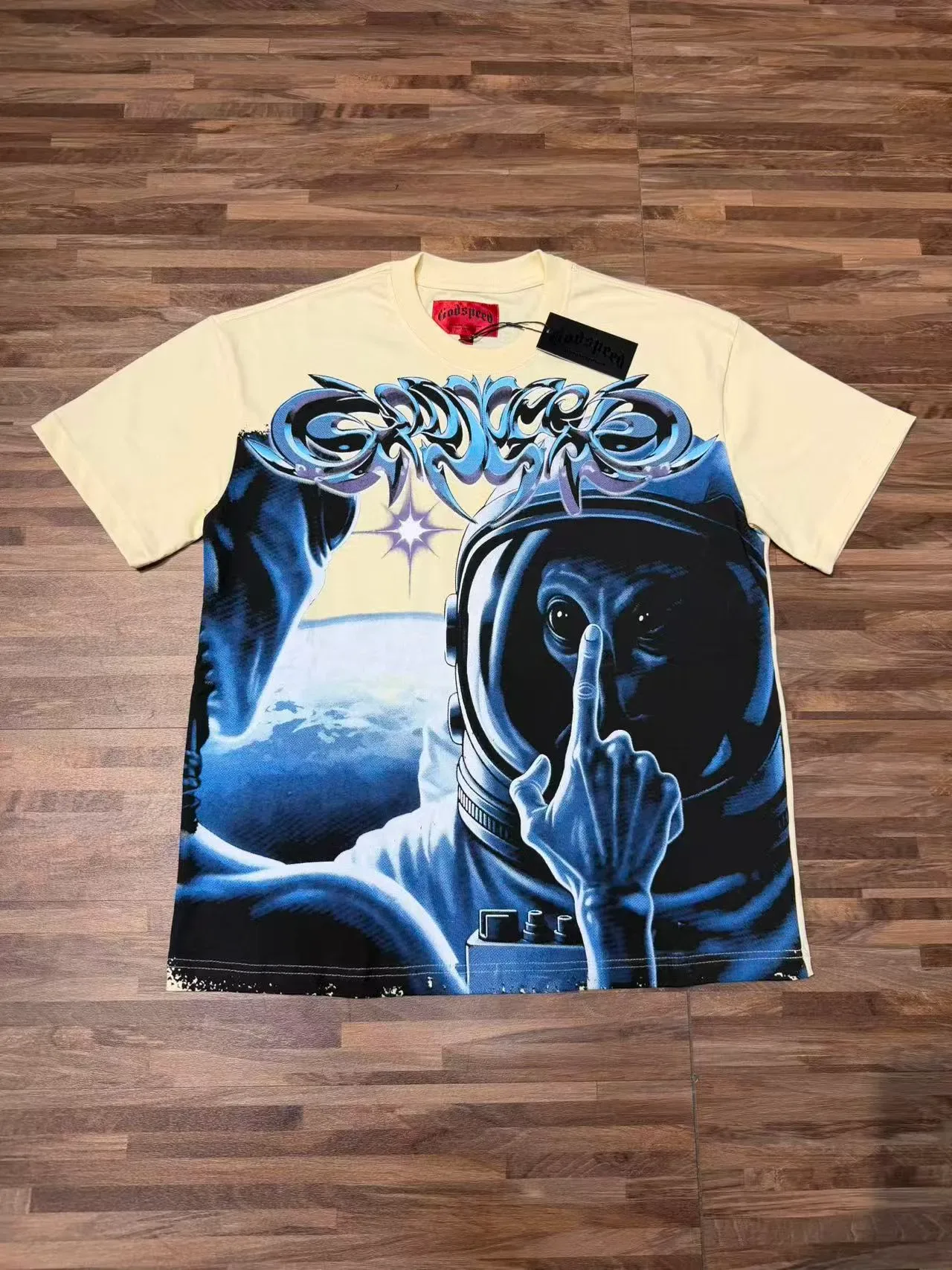Camiseta Godspeed com estampa de astronauta creme 3