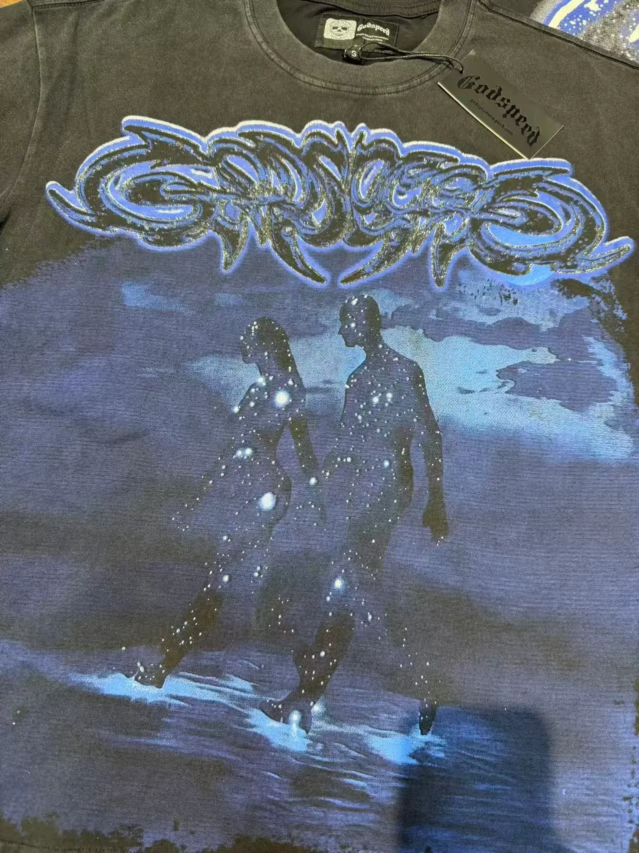 Camiseta negra Godspeed Cosmic Couple con estampado gráfico 4