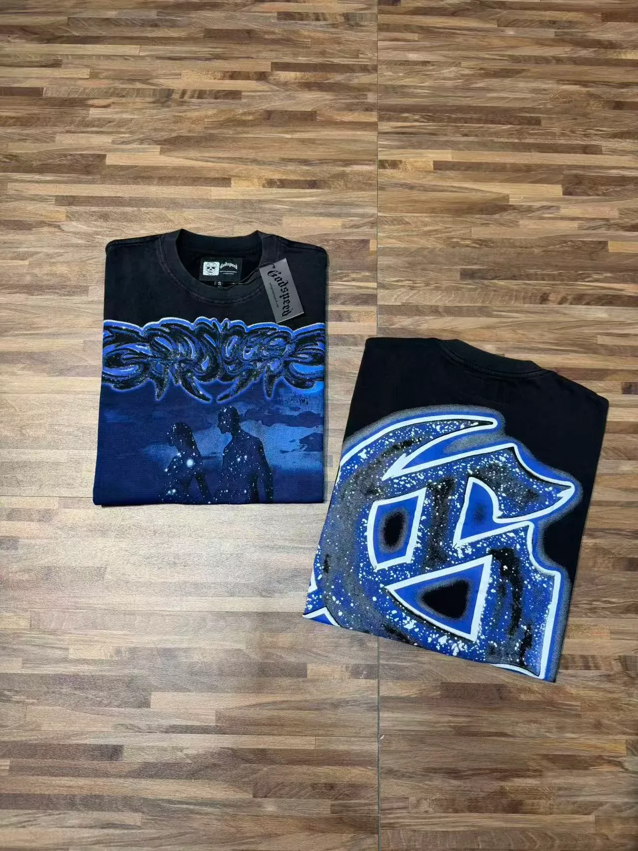 Camiseta negra Godspeed Cosmic Couple con estampado gráfico 5