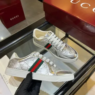 Gucci Ace فضي معدني GG Monogram Web Stripe حذاء رياضي لايف ستايل