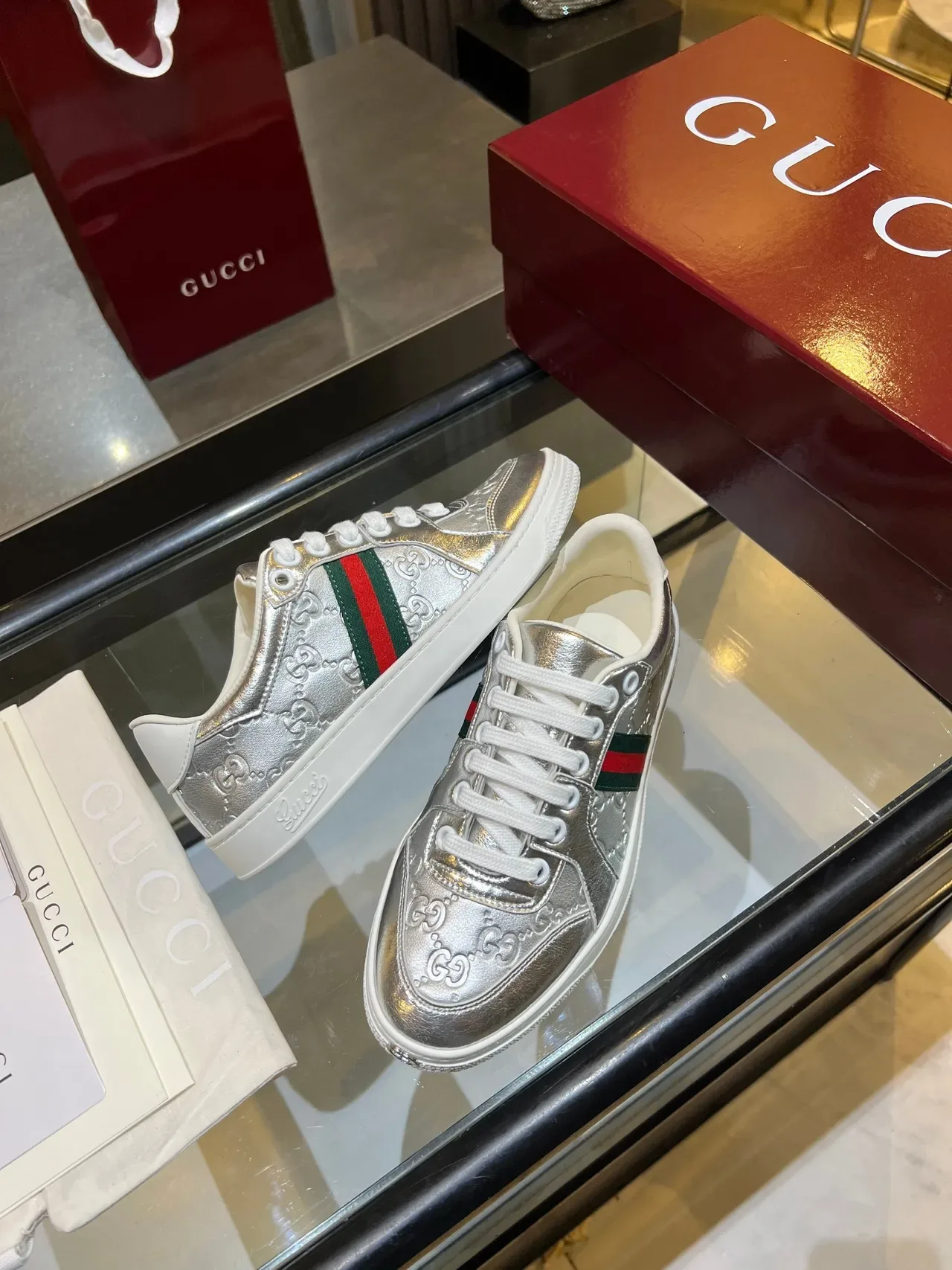 Gucci Ace فضي معدني GG Monogram Web Stripe حذاء رياضي لايف ستايل 2