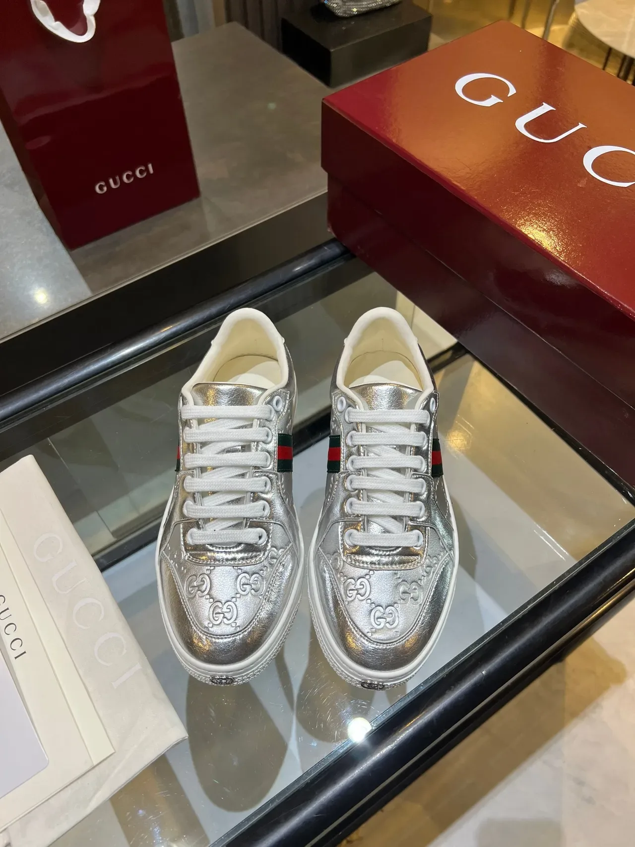 Gucci Ace فضي معدني GG Monogram Web Stripe حذاء رياضي لايف ستايل 3