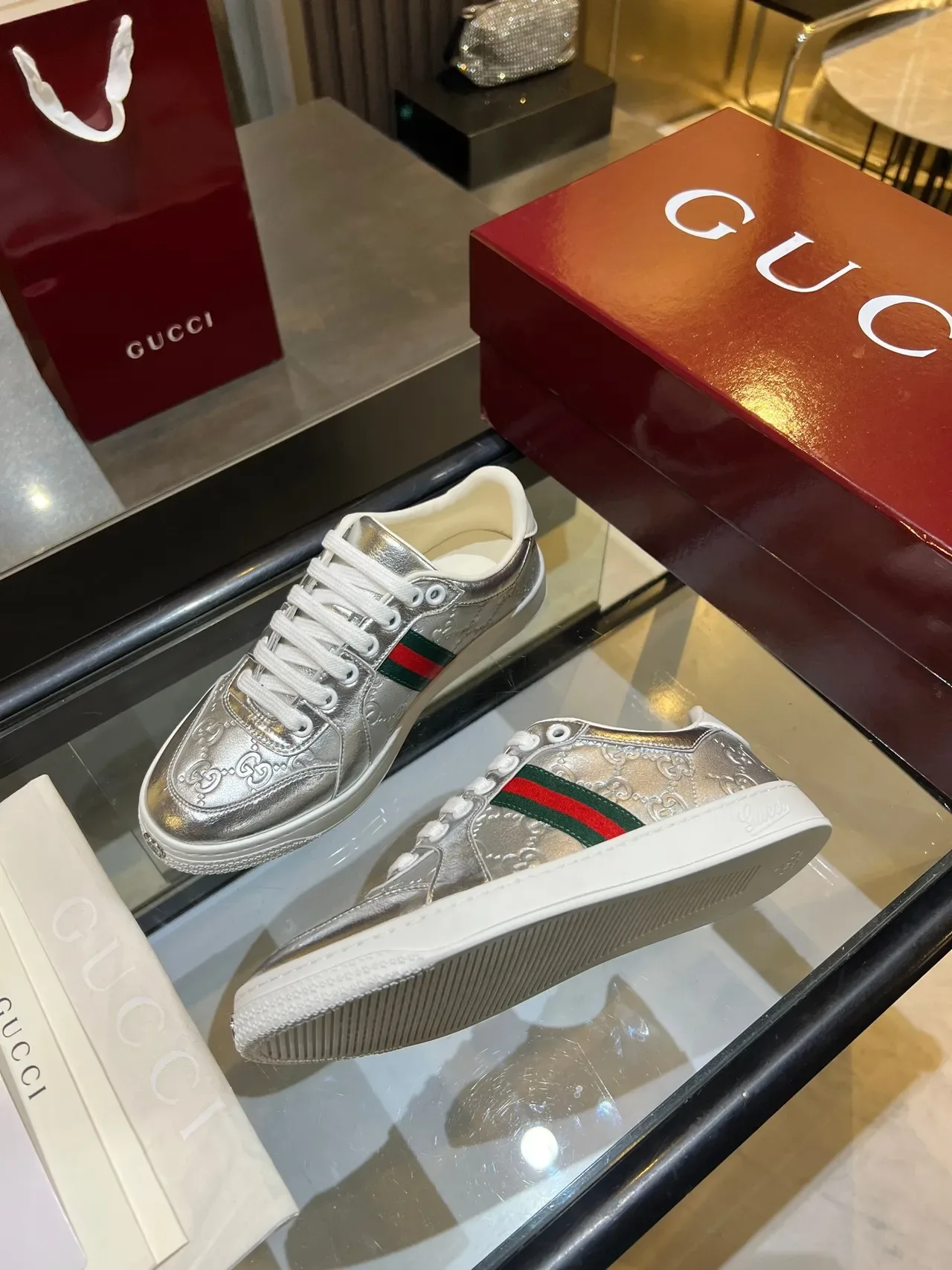 Gucci Ace فضي معدني GG Monogram Web Stripe حذاء رياضي لايف ستايل 4