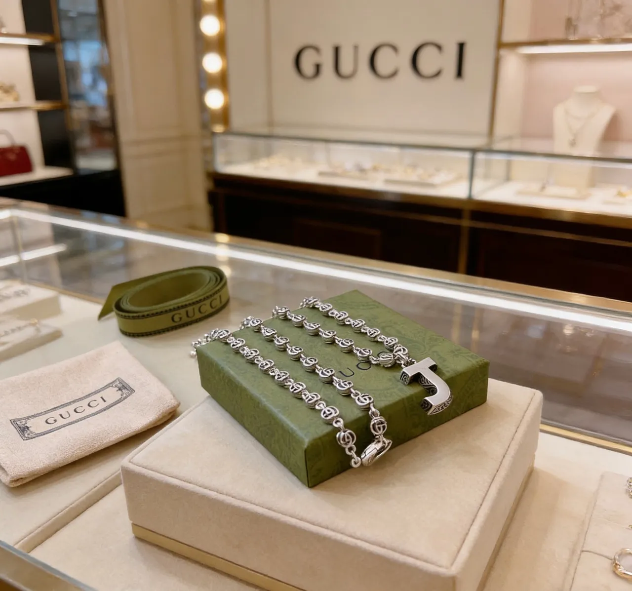 Gucci Alphabet 'J' Initial Pendant Necklace 3
