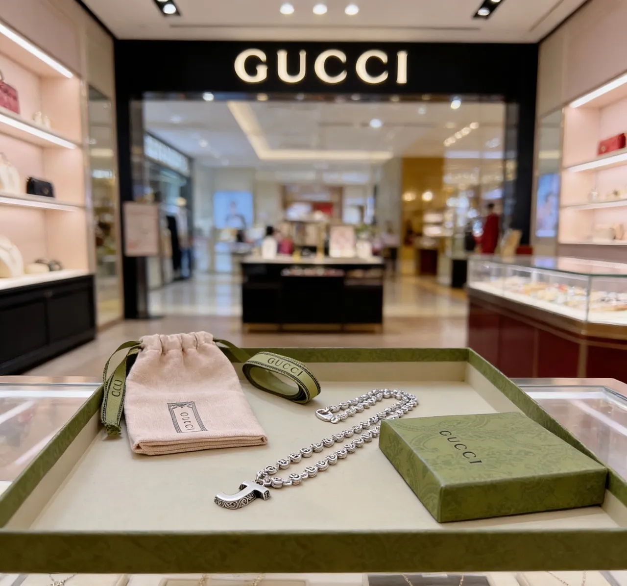 Gucci Alphabet 'J' Initial Pendant Necklace 5
