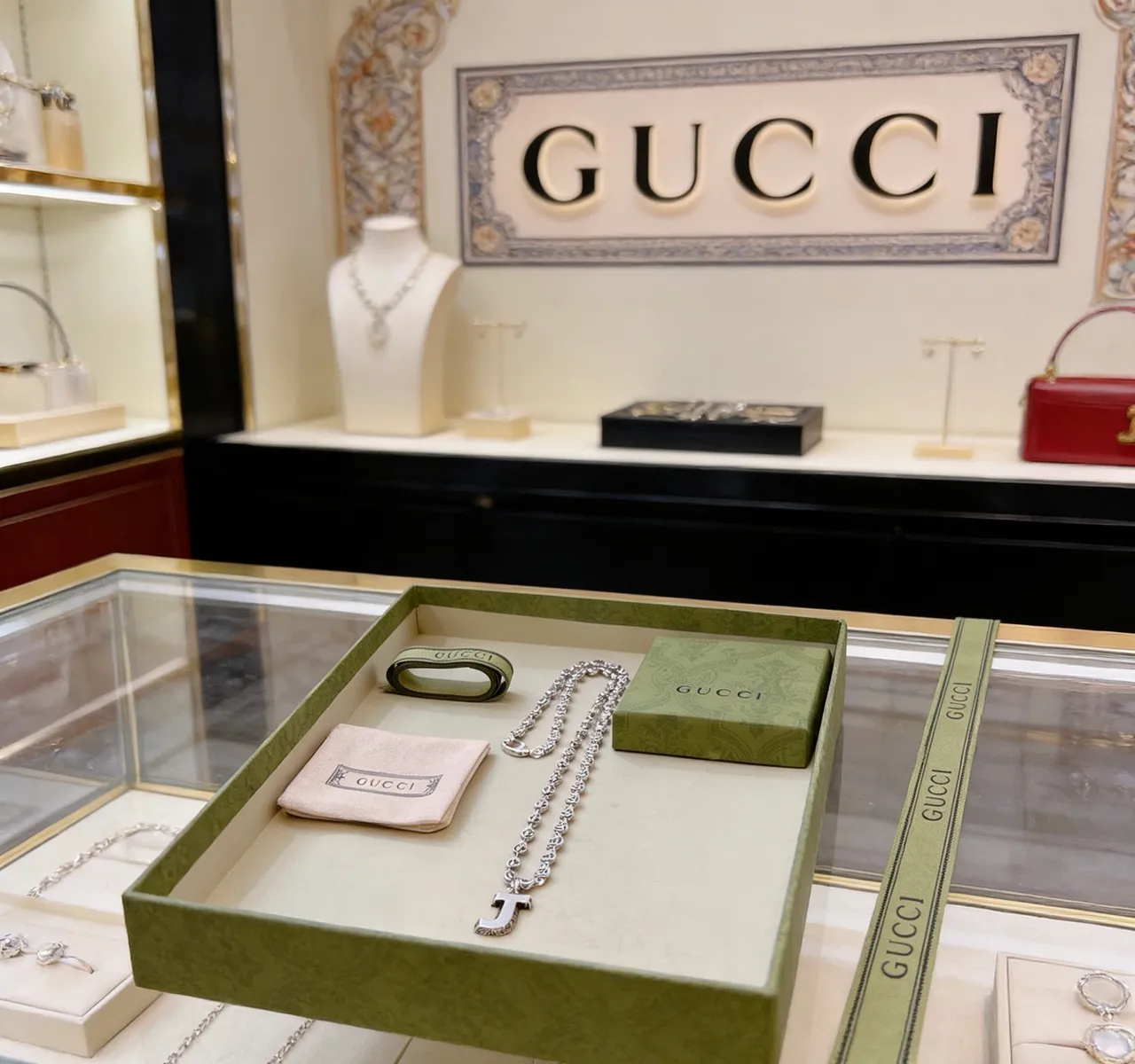 Gucci Alphabet 'J' Initial Pendant Necklace 8