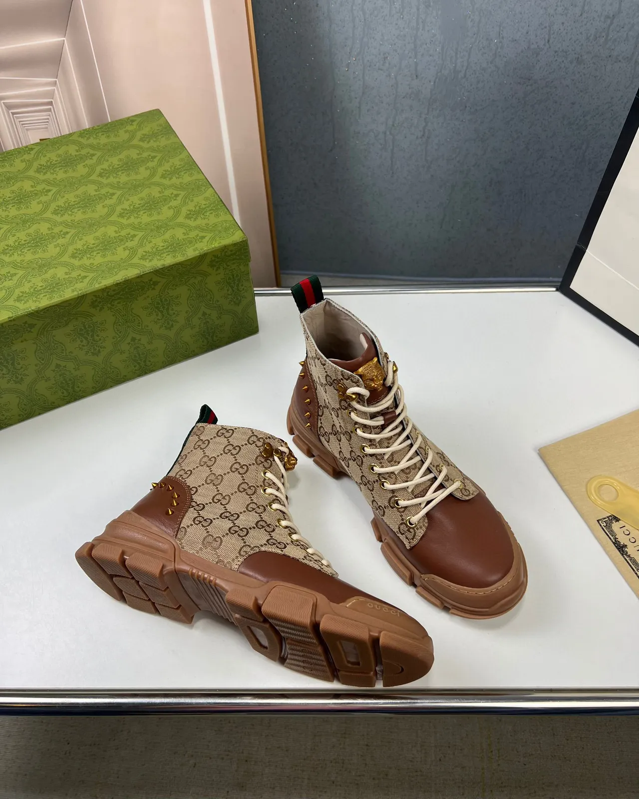 Gucci Bottes de travail GG Monogram toile beige marron avec accents en cuir 5