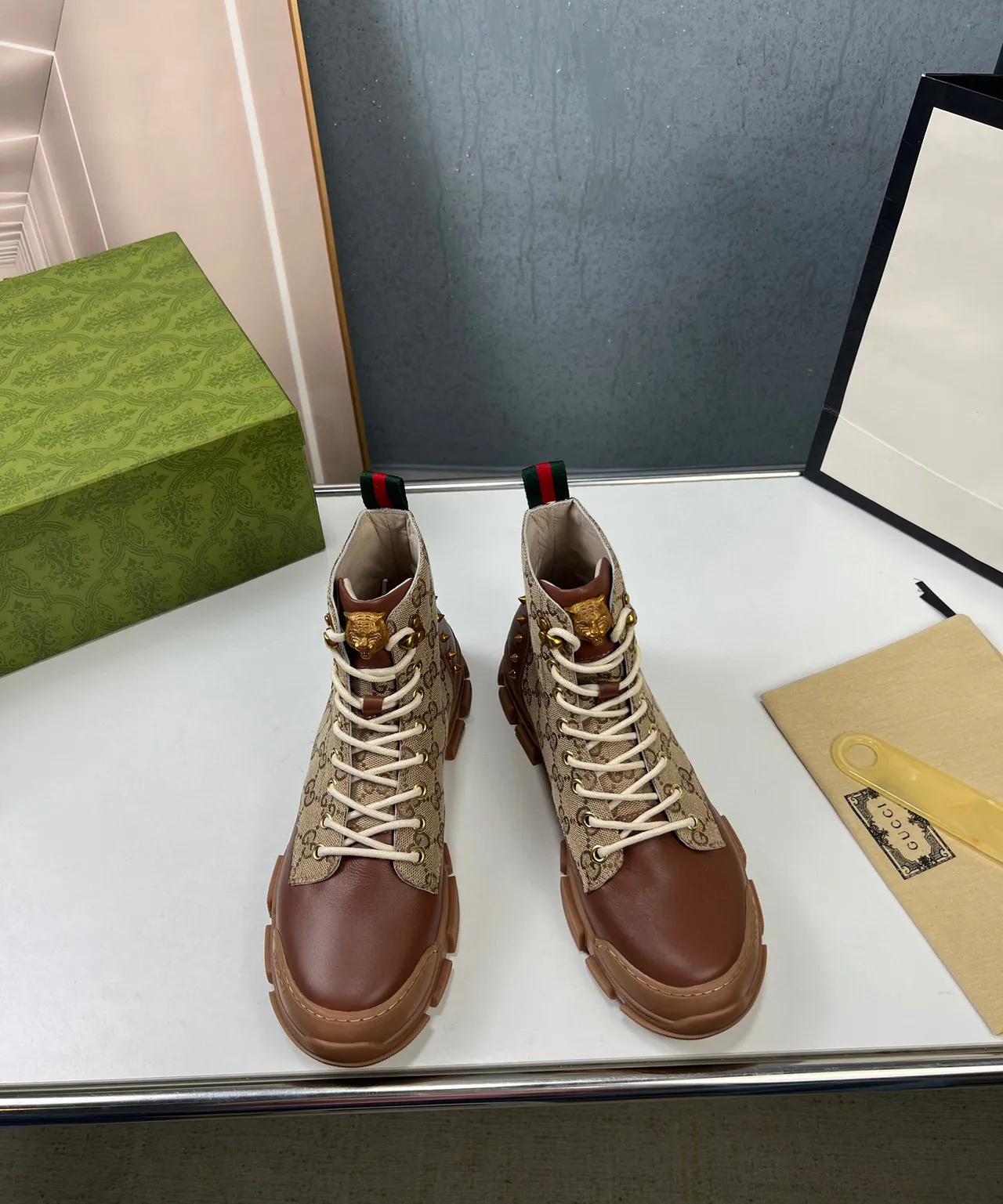 Gucci Bottes de travail GG Monogram toile beige marron avec accents en cuir 9
