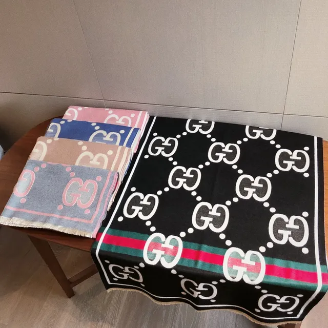 Écharpe Gucci noir et beige avec détail de monogramme GG Interlocking, rayures web et cachemire 2