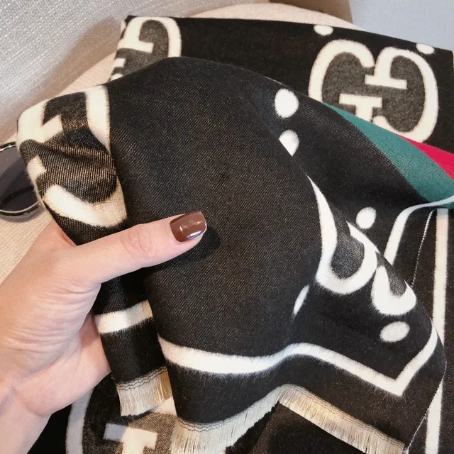 Écharpe Gucci noir et beige avec détail de monogramme GG Interlocking, rayures web et cachemire 3